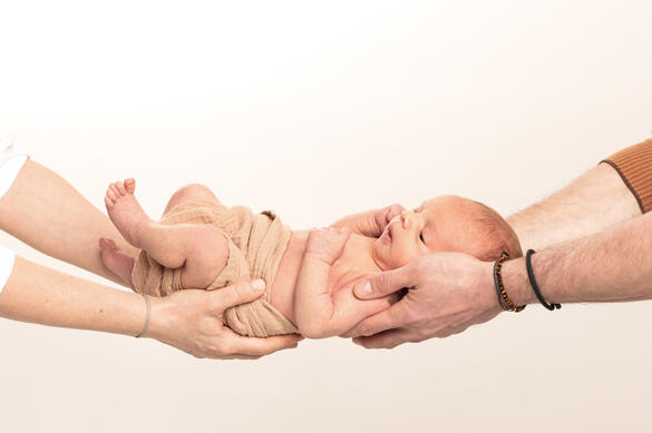 Détail mains parents et bébé, portrait nouveau‑né