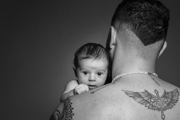 Portrait père et bébé, séance nouveau‑né naturelle