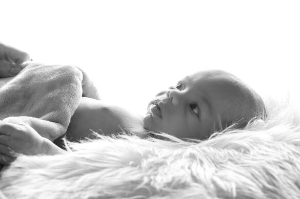 Nouveau‑né endormi, photo douce en studio à Guebwiller