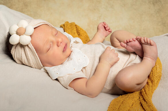 Nouveau‑né emmailloté, lumière douce en studio