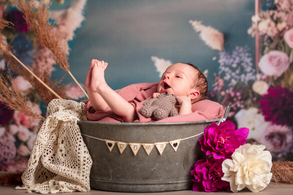 Bébé en décor floral, séance nouveau‑né en studio (Haut‑Rhin)